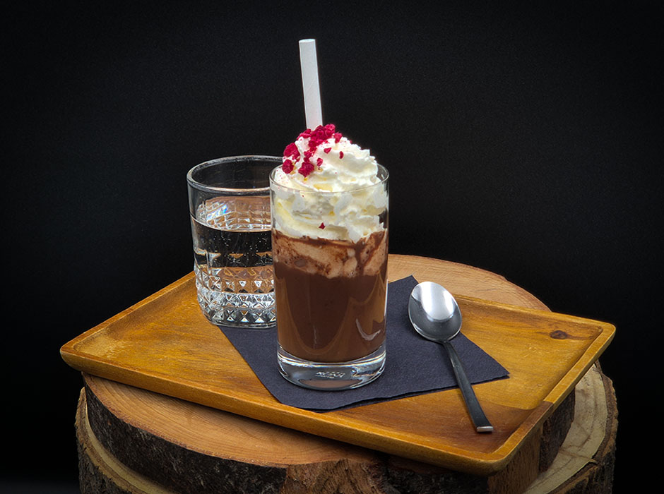 Horúca mliečna čokoláda, sušené maliny, šľahačka